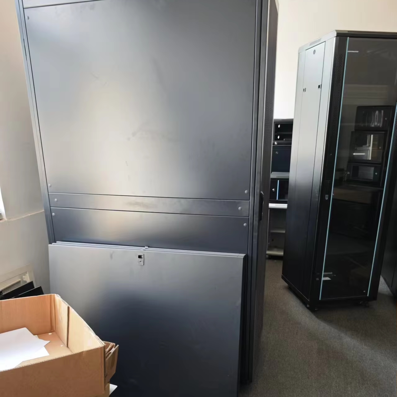 4-Casters 16U 18u 22u 26u 32u 36u 42u Server Rack Cabinet, Lockable 19 Inch Cold Rolled Steel Network Cabinet Factory Supply