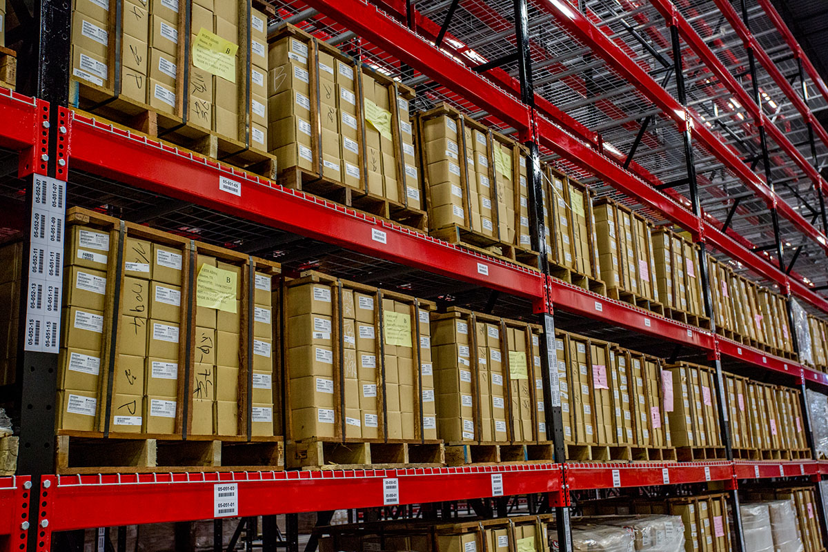 Industrial Heavy Duty Push-Back Pallet Racking System Anti-Collision Corrosion Protection 30000kg Capacity Steel Wire Mesh Deck