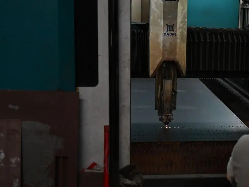 Precision hydraulic steel cutting and shearing machines