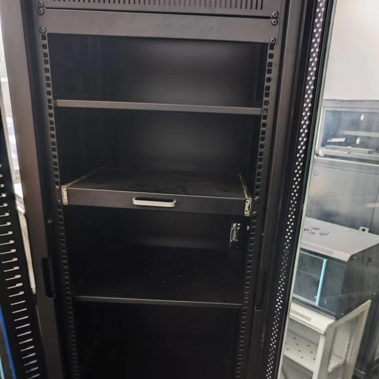 4-Casters 16U 18u 22u 26u 32u 36u 42u Server Rack Cabinet, Lockable 19 Inch Cold Rolled Steel Network Cabinet Factory Supply