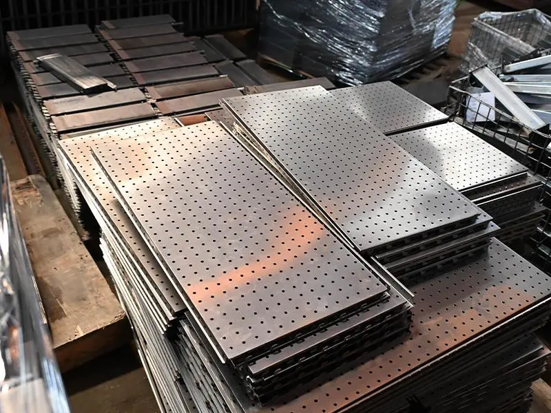 Surface deburring and polishing machine for safe component handling